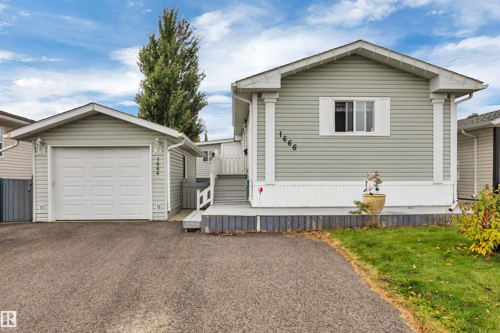Property Photo:  1666 Jubilee Crescent  AB T8H 2J5 