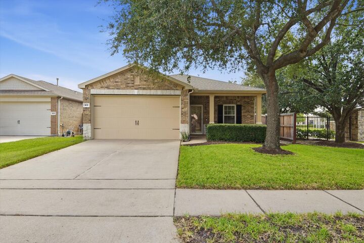 Property Photo:  611 E Newport Bend  TX 77494 