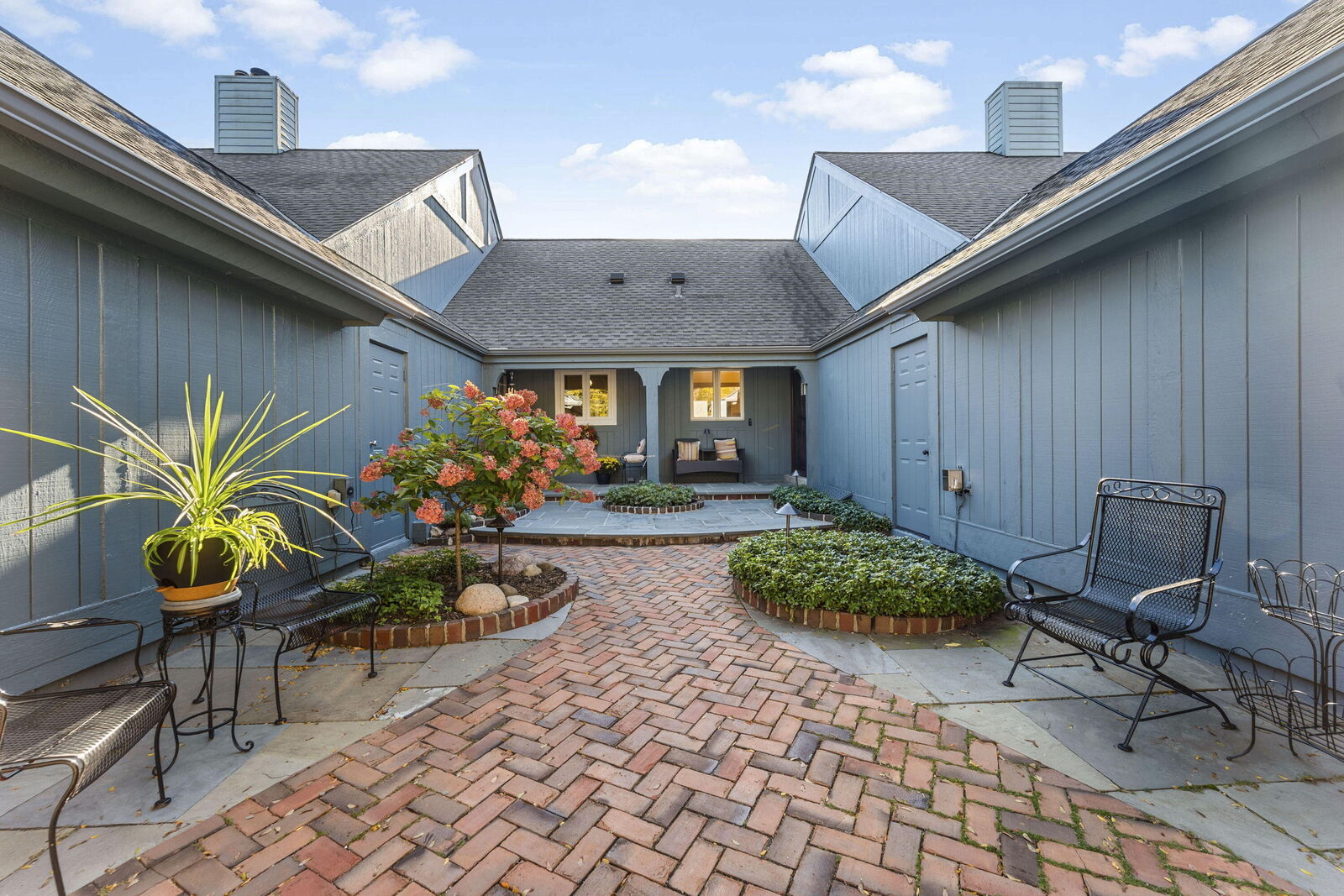 Property Photo:  2301 W Dickinson Ct  WI 53092 