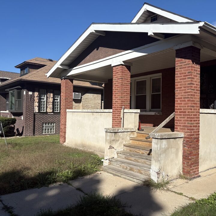 Property Photo:  7929 S Bennett Avenue  IL 60617 