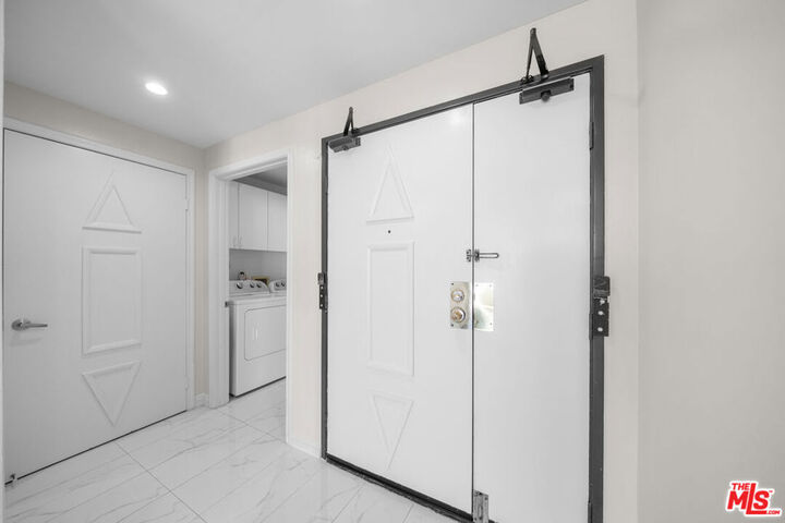 Property Photo:  326 Westminster Avenue 404  CA 90020 