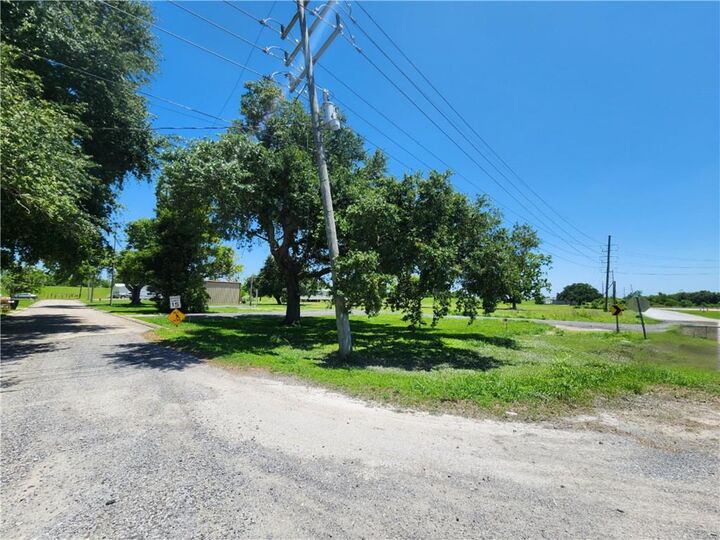 Property Photo:  113 Oak Ridge Lane  LA 70083 