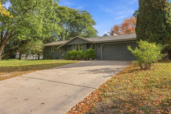 Property Photo: 4664 Hillsboro Avenue N MN 55428