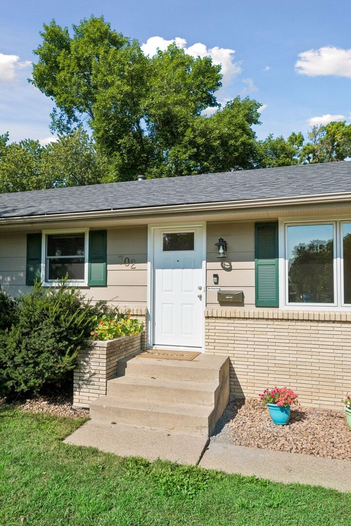 Property Photo:  702 Madison Street S  MN 55379 