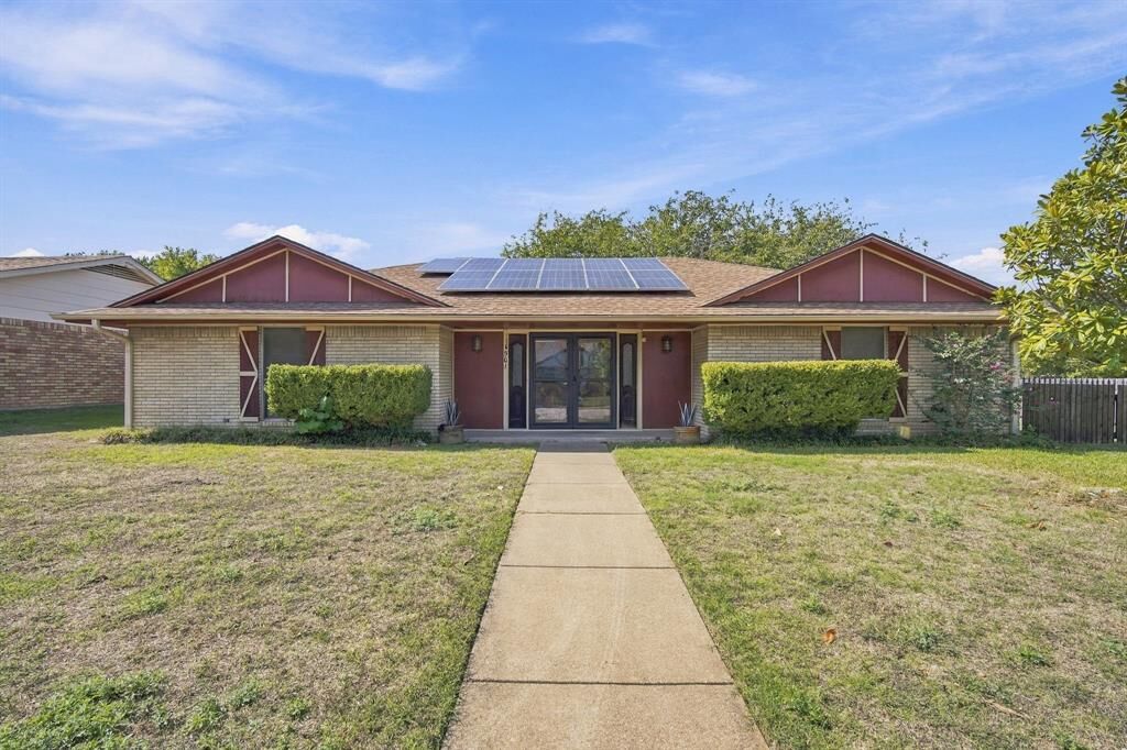 Property Photo:  1501 Meadow Court  TX 76065 