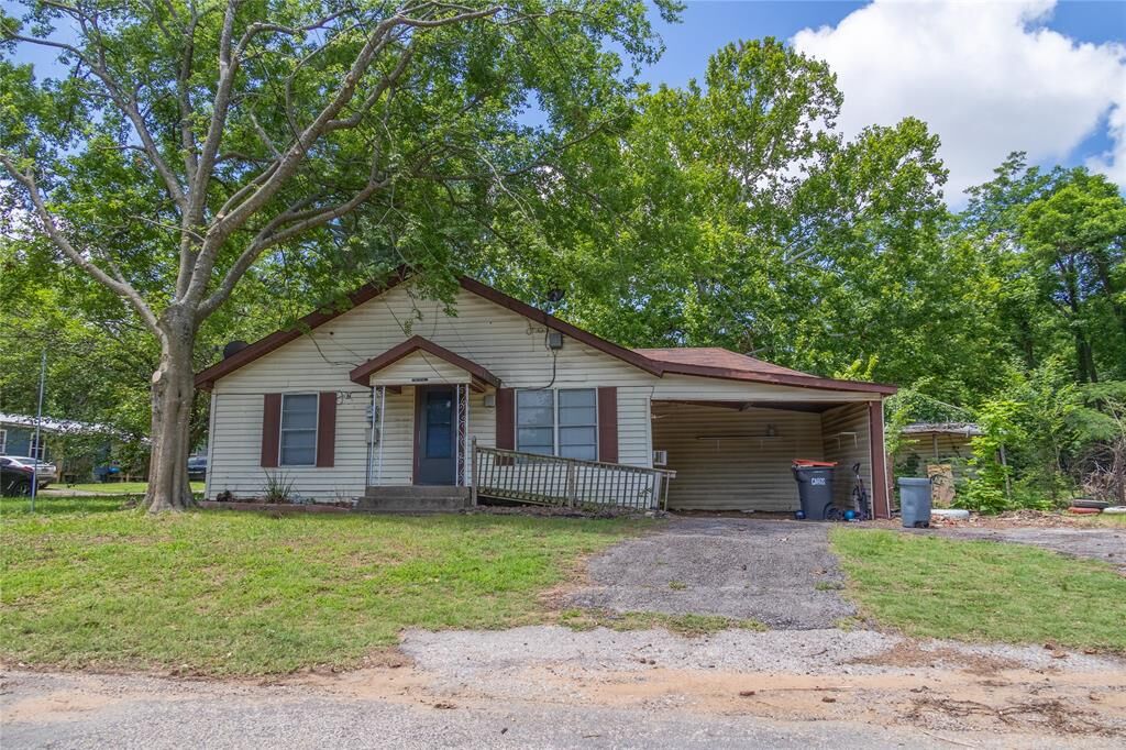 Property Photo:  805 12th NE  TX 75460 