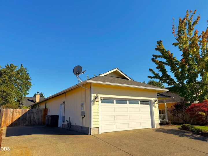 Property Photo: 527 SW Wagner Meadows Drive OR 97526