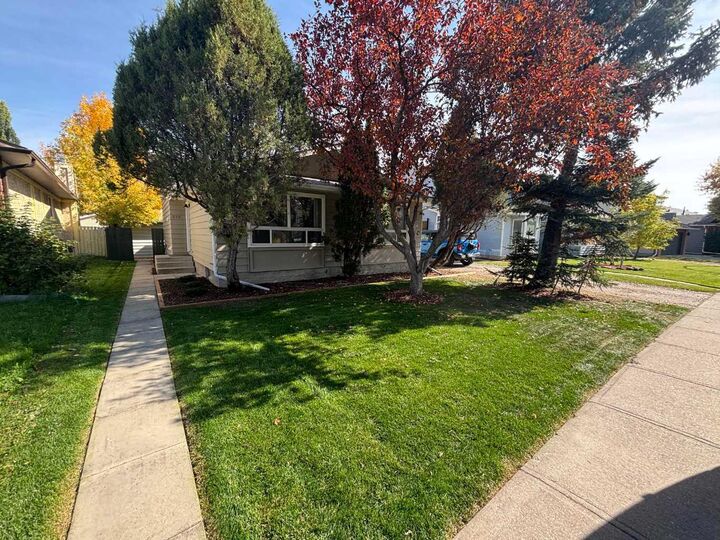 Property Photo: 235 Shawcliffe Circle SW AB T2Y 1E8