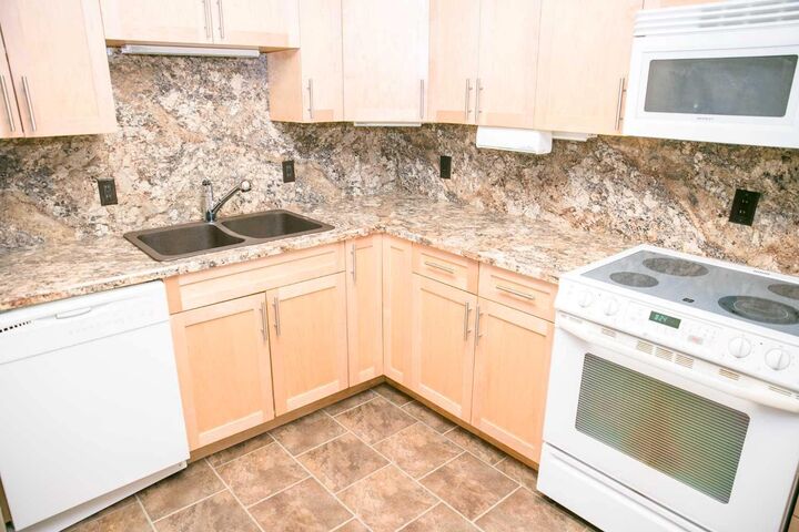 Property Photo:  8205 98 Street 5  AB T8S 1A2 