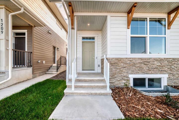 Property Photo:  1211 Mahogany Boulevard SE  AB T3M 2Y2 