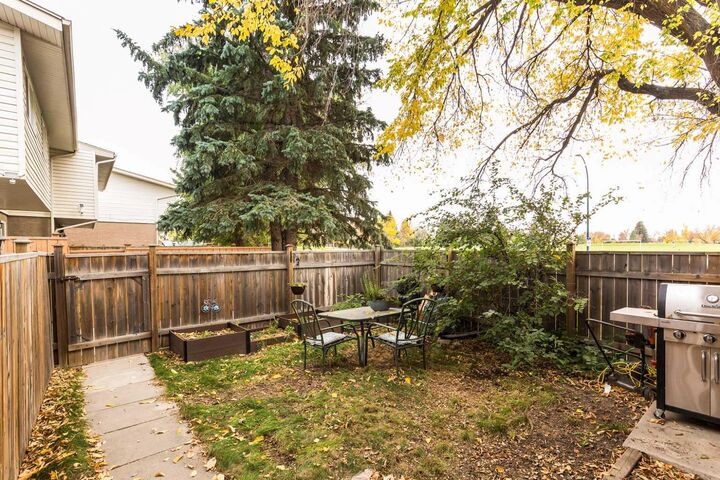 Property Photo:  1915 18 Avenue N 1  AB T1H 4V6 
