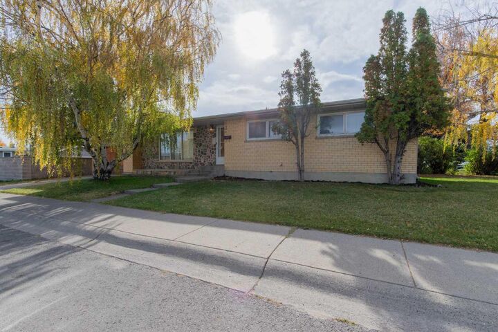 Property Photo:  2504 7 Avenue N  AB T1H 0Z4 
