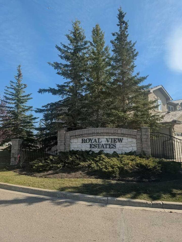Property Photo:  11 Royal Crest Court NW  AB T3G 5W3 
