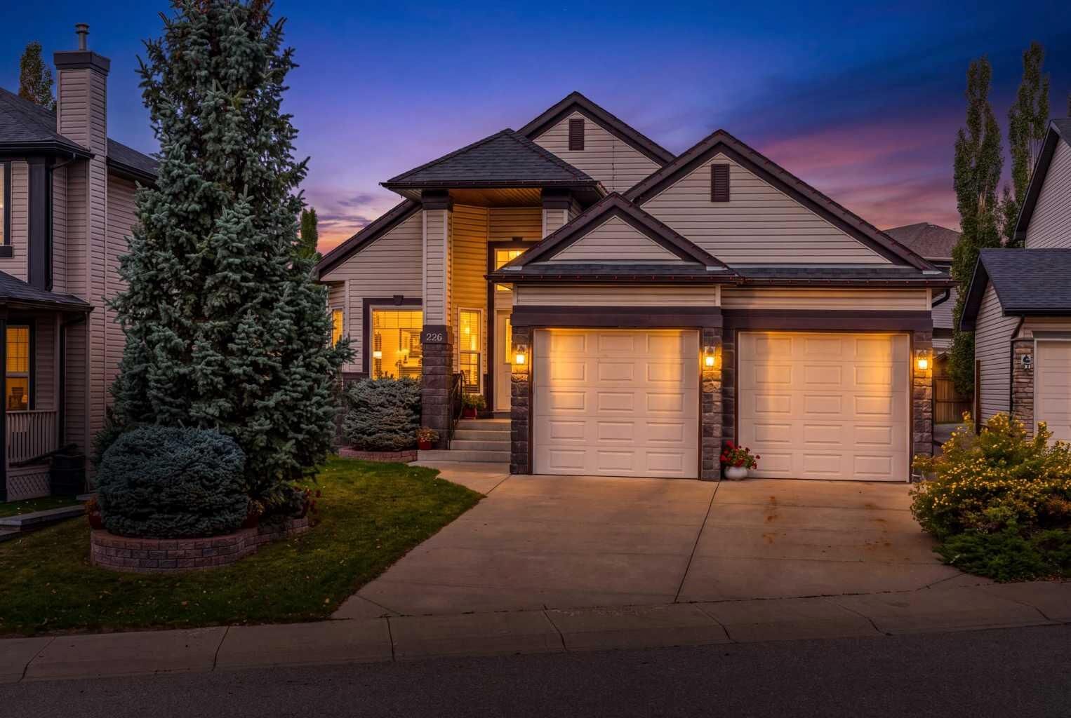 Property Photo:  226 Tusslewood Terrace NW  AB T3L 2W5 