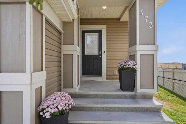 Property Photo:  473 Hillcrest Road SW  AB T4B 4T8 