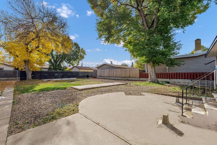 Property Photo:  61 Huckvale Crescent SW  AB T1A 5J7 