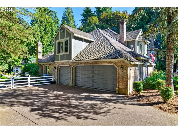 Property Photo: 625 Victoria Pl OR 97068