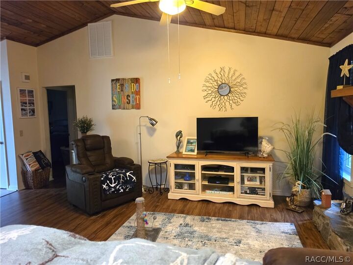 Property Photo: 413 N Pompeo Avenue FL 34429