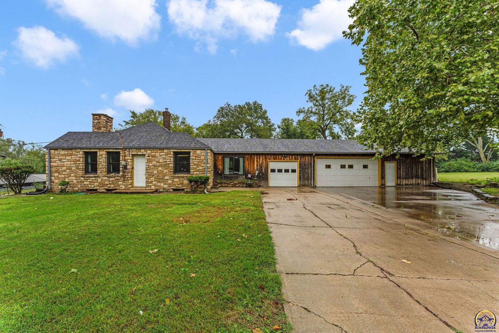 Property Photo:  211 SE 27th St  KS 66605 