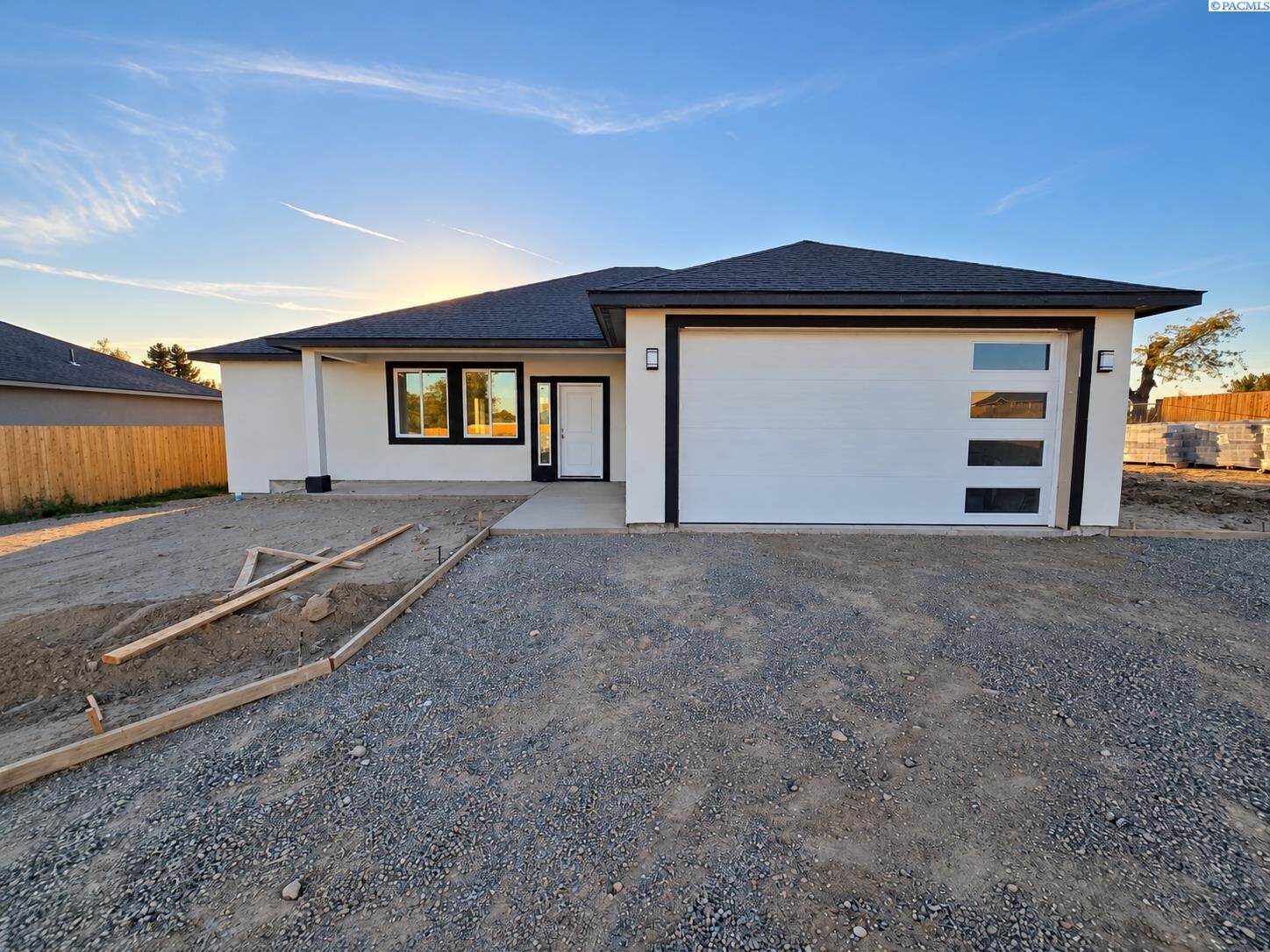 Property Photo:  2134 S Elm Pl  WA 99337 
