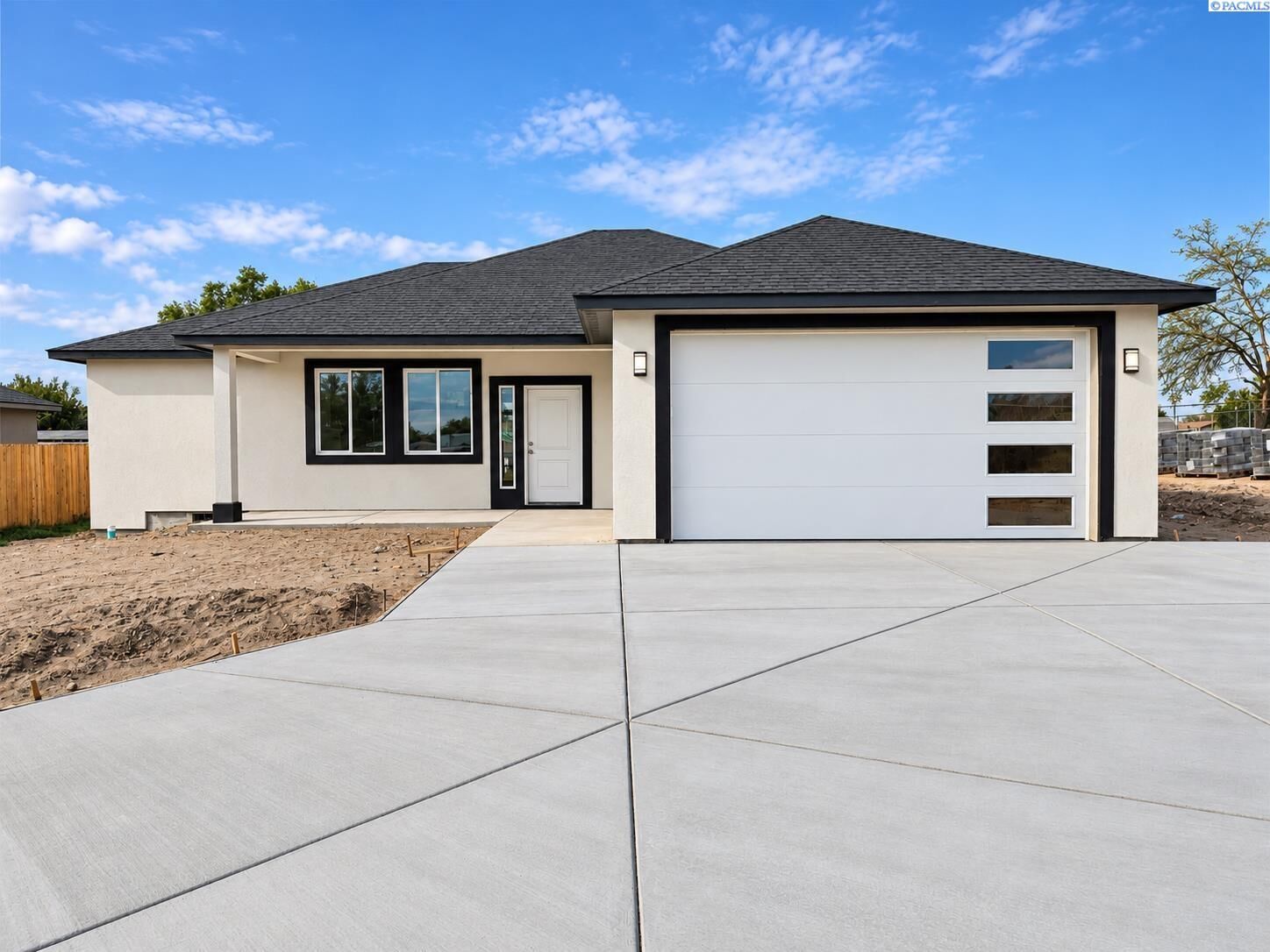 Property Photo:  2134 S Elm Pl  WA 99337 