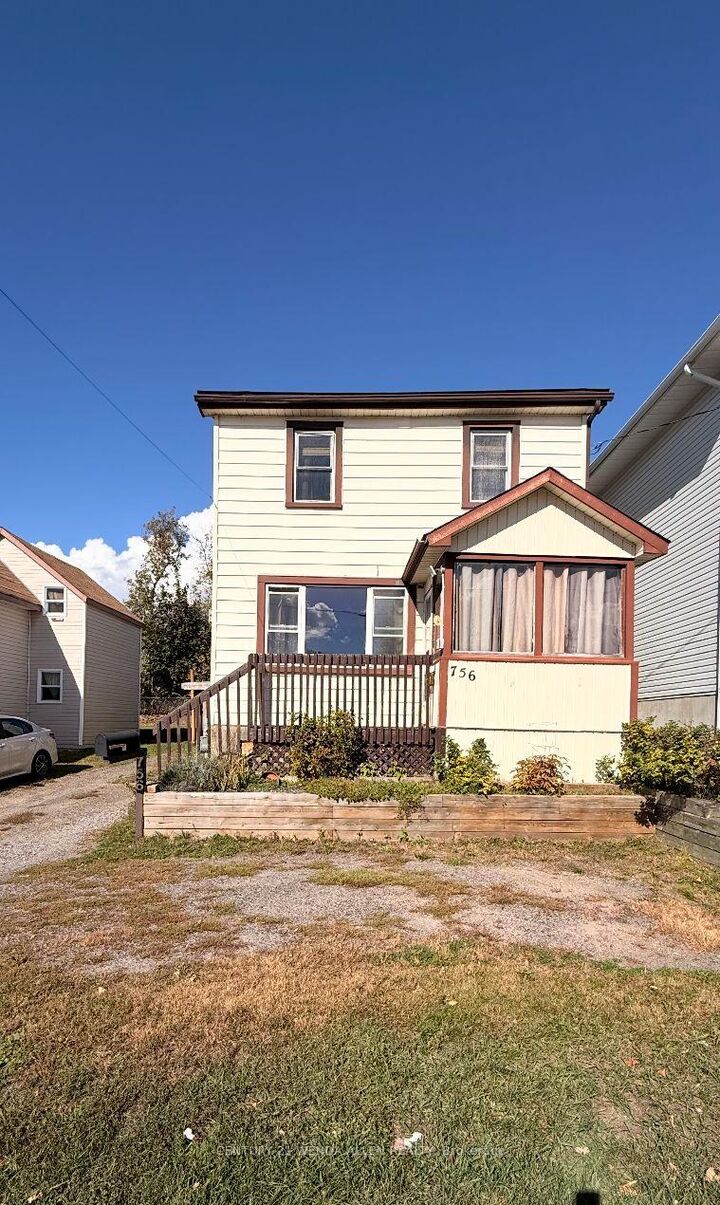 Property Photo:  756 Cedar Street  ON P1B 6P6 