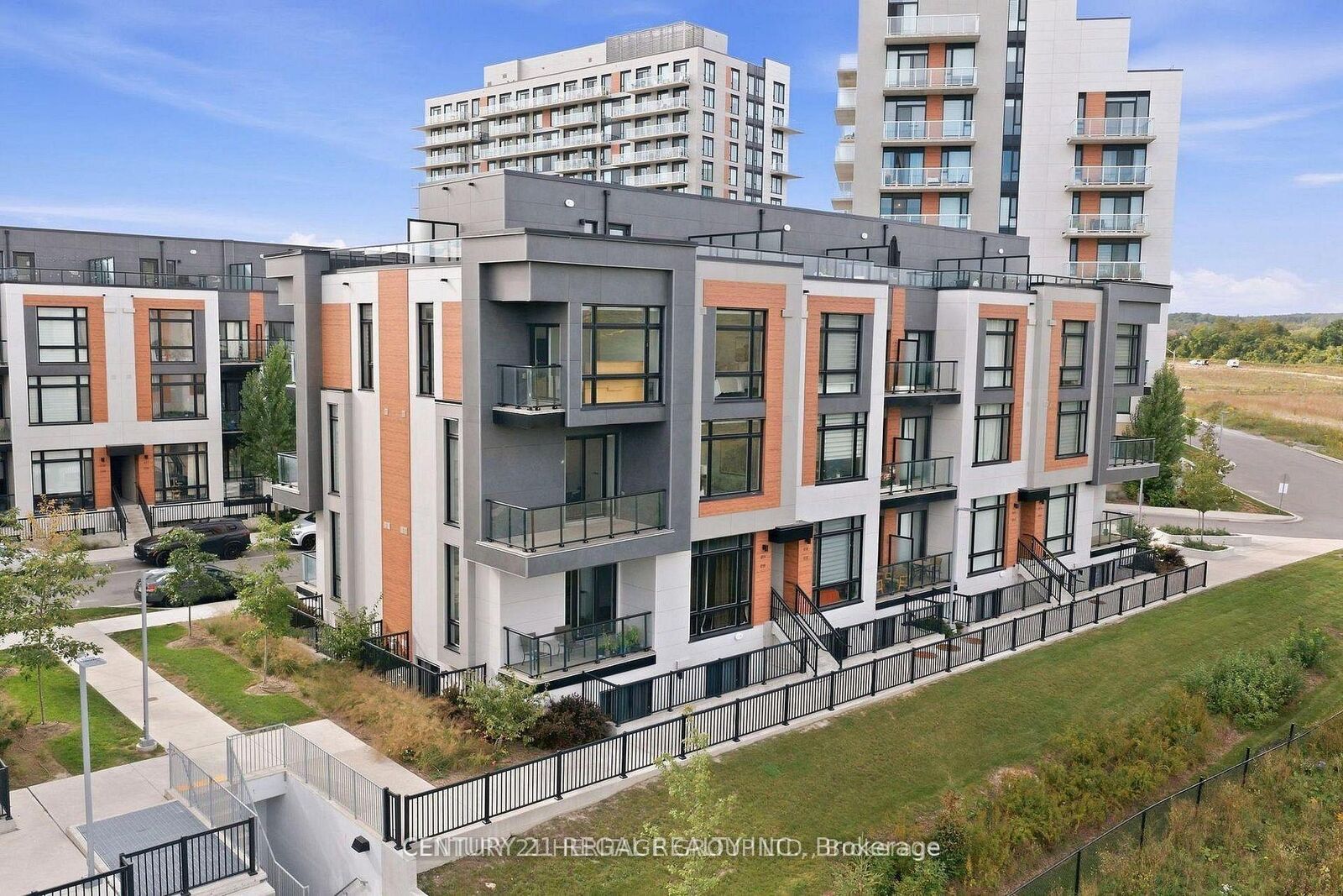 Property Photo:  3 Steckley House Lane 811  ON L4S 0N2 