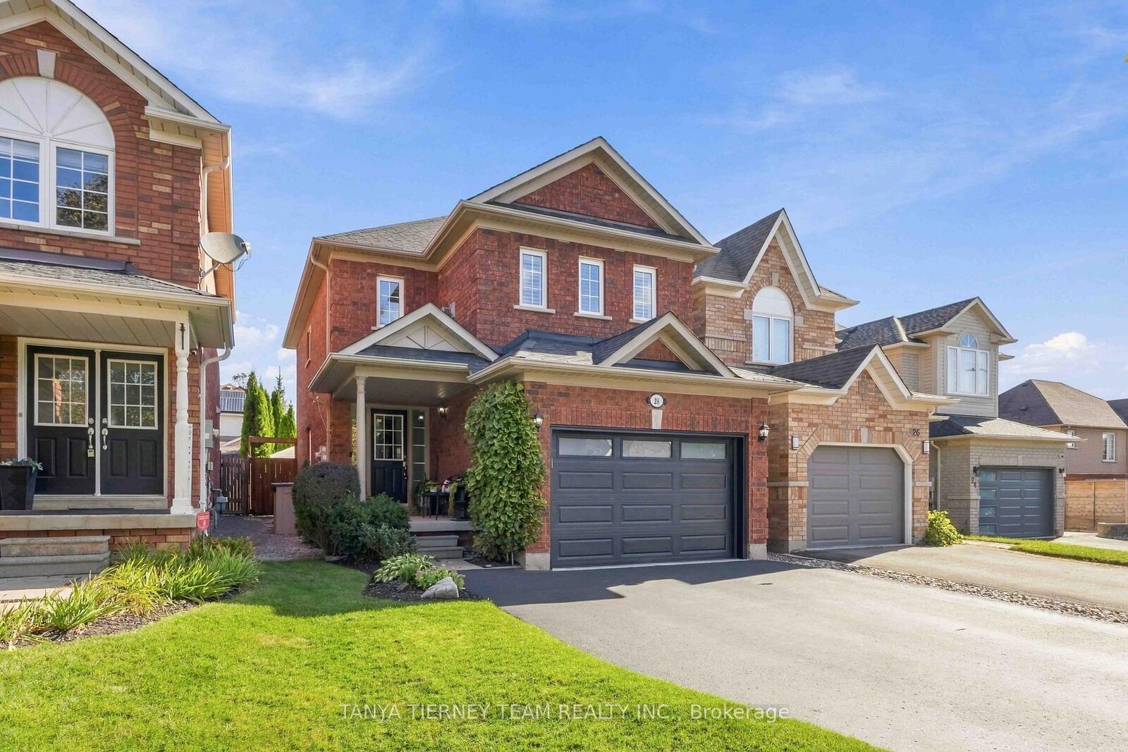 Property Photo:  28 Castle Green Drive  ON L1R 2P9 
