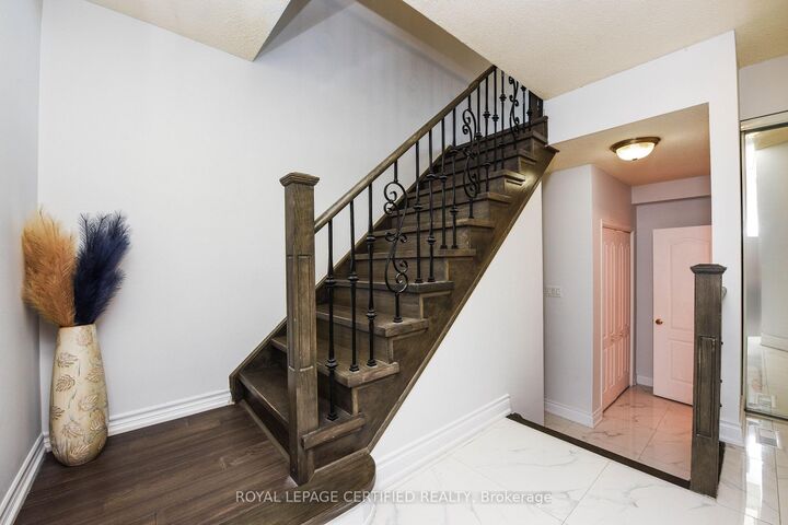 Property Photo: 6037 Clover Ridge Crescent ON L5N 7B4