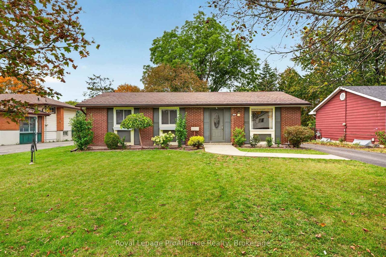 Property Photo:  26 Lexington Crescent  ON K8P 4L1 