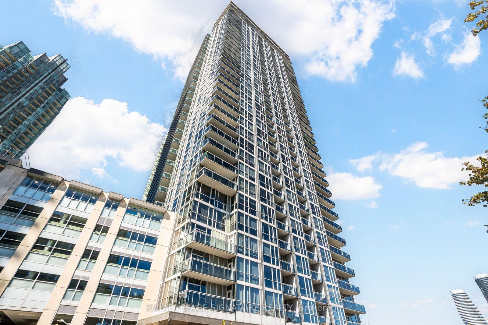 Property Photo:  223 Webb Drive 1611  ON L5B 0E8 