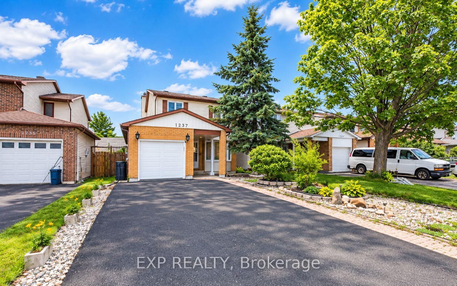 Property Photo:  1237 Cedarcroft Crescent  ON K1B 5G9 
