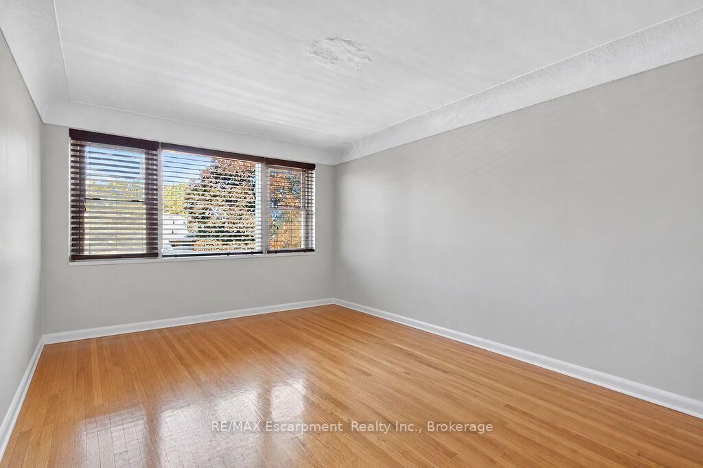 Property Photo: 830 Robinson Street 303 ON L7R 2L5