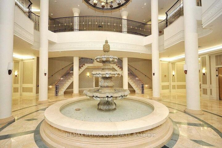 Property Photo:  25 Kingsbridge Garden Circle 2612  ON L5R 4B1 