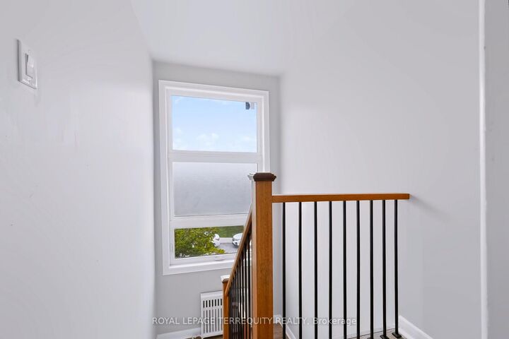Property Photo:  32 Dynevor Road Upper  ON M6E 3X1 