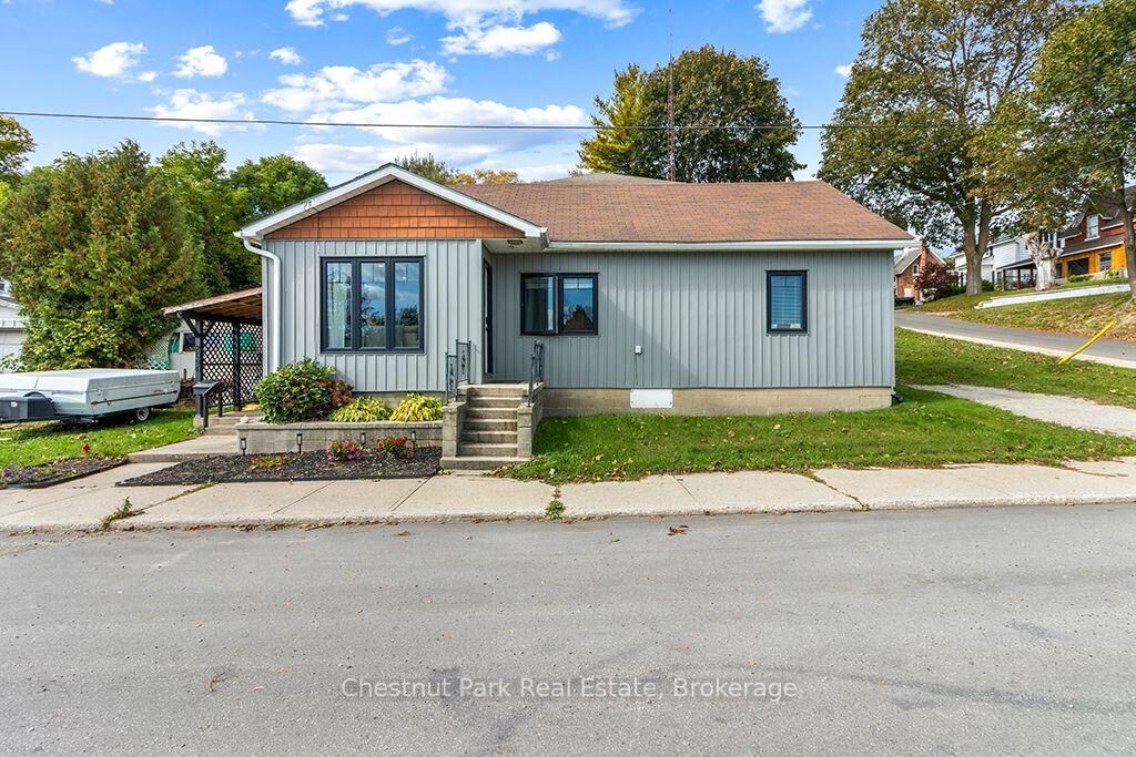 Property Photo:  2096 3rd Avenue W  ON N4K 4R9 
