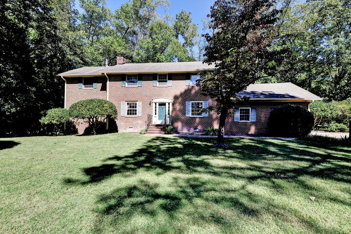 Property Photo:  265 E Queens Drive  VA 23185 