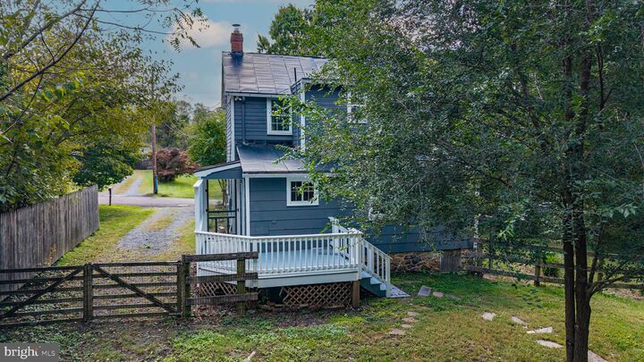 Property Photo: 211 E G Street VA 20132