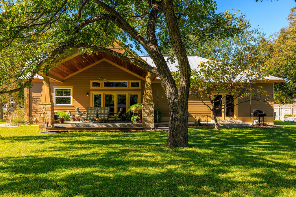Property Photo: 806 Highway St TX 78624
