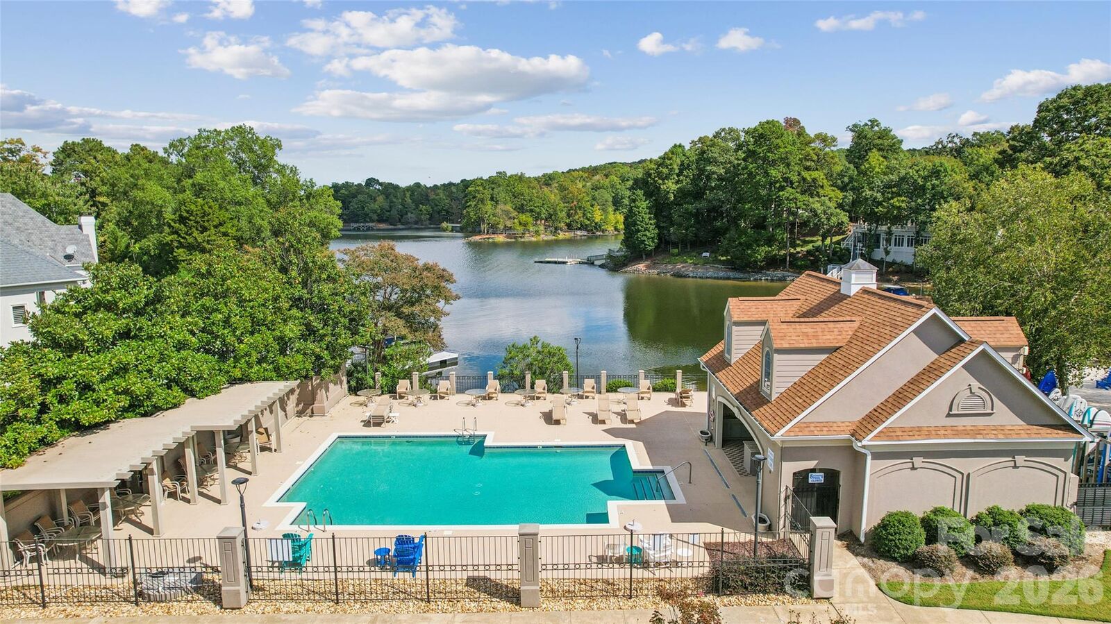 Property Photo: 16516 Riverpointe Drive NC 28278