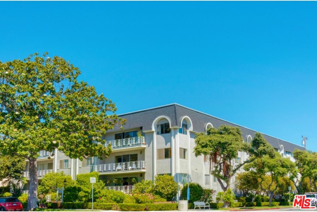 Property Photo: 404 San Vicente Blvd, Unit 28 CA 90402