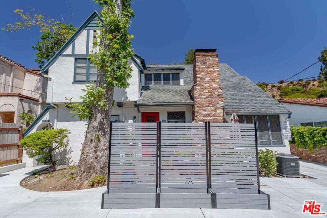 Property Photo:  2628 N Beachwood Dr  CA 90068 