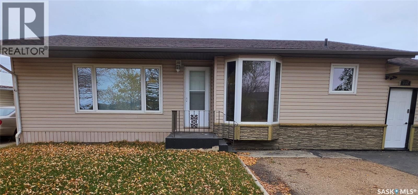 Property Photo:  332 1st Avenue NW  SK S0A 3B0 