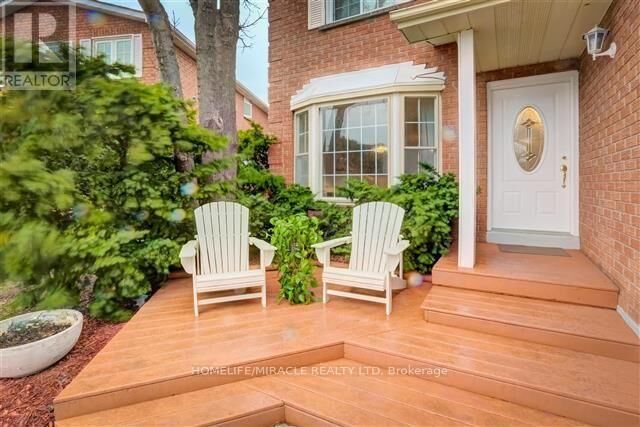 Property Photo:  8 Willowcrest Court  ON L6X 3K9 