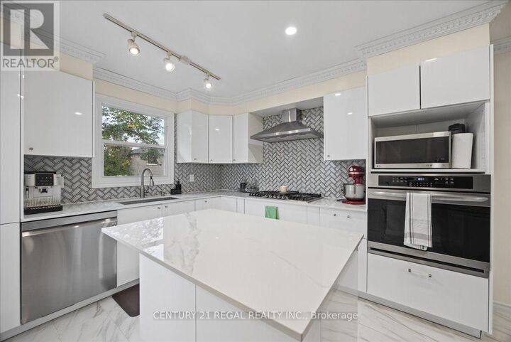 Property Photo: 342 Hickling Trail ON L4M 5Z7