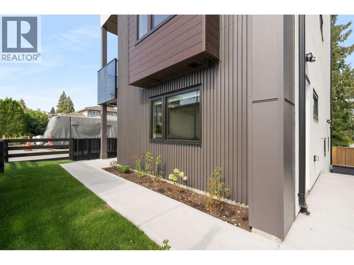 Photo de la propriété: 8483 16 Avenue 3 BC V3N 1S4