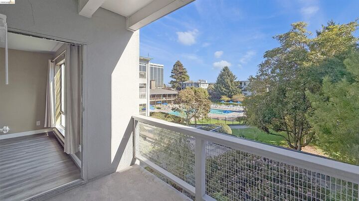 Property Photo:  6 Commodore Drive C341  CA 94608 