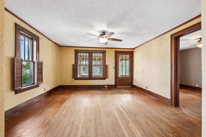 Property Photo:  909 Mount Loretta Ave  IA 52003 
