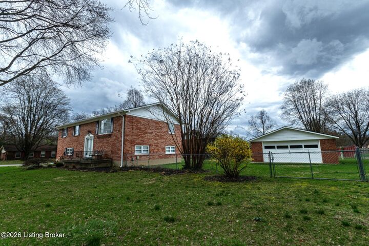 Property Photo:  2700 Stephan Rd  KY 40214 