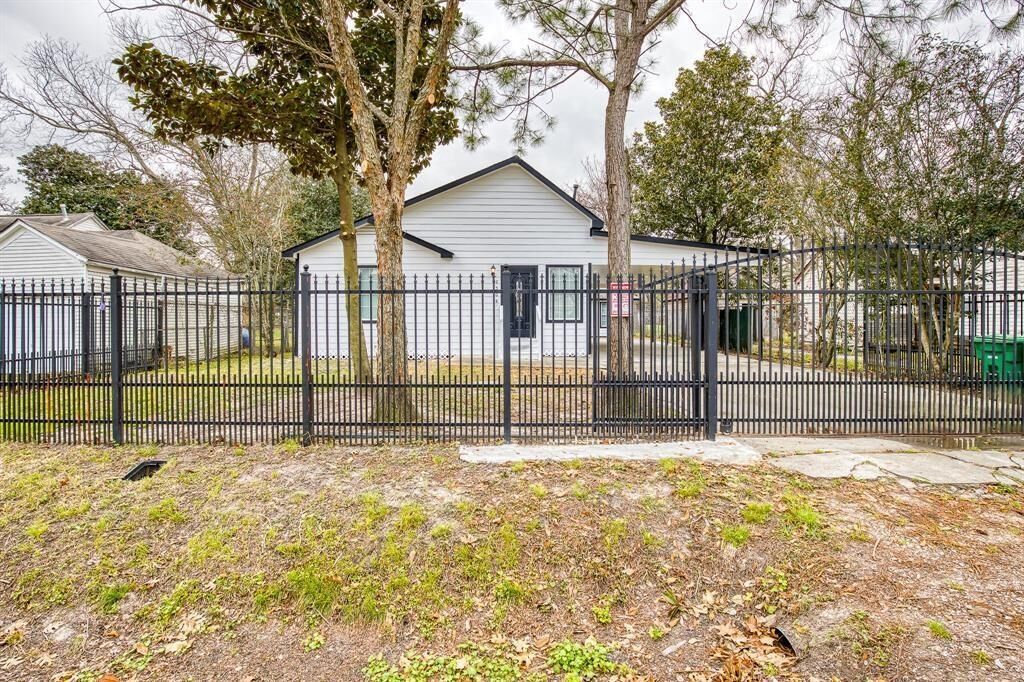 Property Photo:  2508 Spence Street  TX 77093 